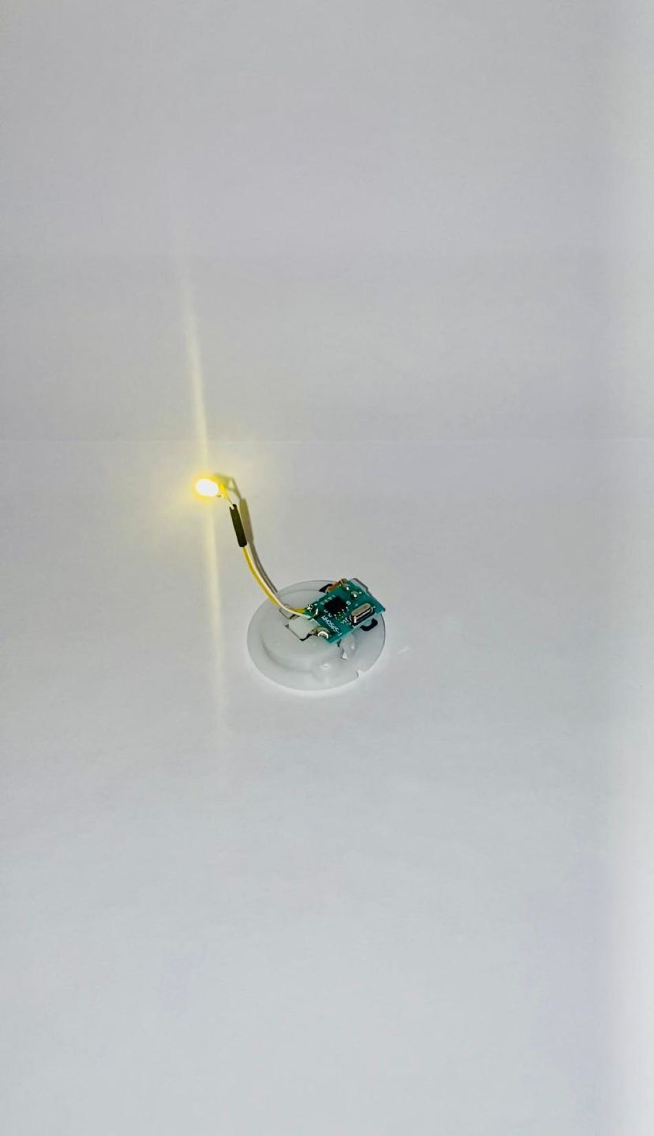 FADEDA LED Beleuchtung mit 4 - 6 Stunden Timer und 1 x CR 2032 Batterie inklusive, leuchtet bis zu 180 Stunden, LxBxH in mm: 36x36x55. Für Krippen, Miniatur-, Hobby- und Modellbau, Puppenhauszubehör u. Modelleisenbahn.