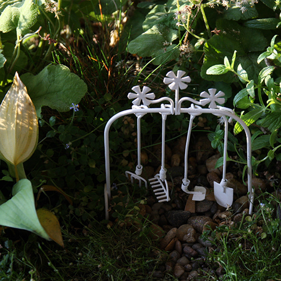 FADEDA Stecker Gartenwerkzeug, weiß  / Höhe:17 cm / handbemalt / detailgetreue Krippen Figuren - Weihnachten Tisch Dekoration Krippe Zubehör