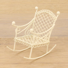 FADEDA Schaukelstuhl mini, weiß  / Höhe:5 cm / handbemalt / detailgetreue Krippen Figuren - Weihnachten Tisch Dekoration Krippe Zubehör