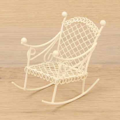 FADEDA Schaukelstuhl mini, weiß  / Höhe:5 cm / handbemalt / detailgetreue Krippen Figuren - Weihnachten Tisch Dekoration Krippe Zubehör