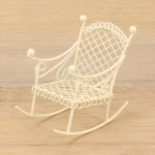 FADEDA Schaukelstuhl, weiß  / Höhe:8 cm / handbemalt / detailgetreue Krippen Figuren - Weihnachten Tisch Dekoration Krippe Zubehör