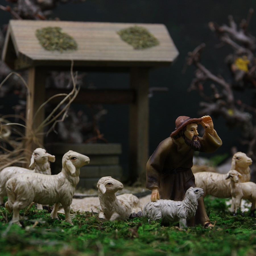 FADEDA Hirte mit Schaf  / Höhe:11 cm / handbemalt / detailgetreue Krippen Figuren - Weihnachten Tisch Dekoration Krippe Zubehör