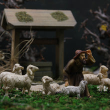FADEDA Hirte mit Schaf  / Höhe:11 cm / handbemalt / detailgetreue Krippen Figuren - Weihnachten Tisch Dekoration Krippe Zubehör