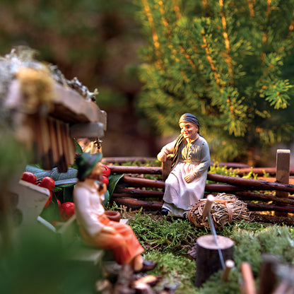 FADEDA Großmutter sitzend   / Höhe:9 cm / handbemalt / detailgetreue Krippen Figuren - Weihnachten Tisch Dekoration Krippe Zubehör