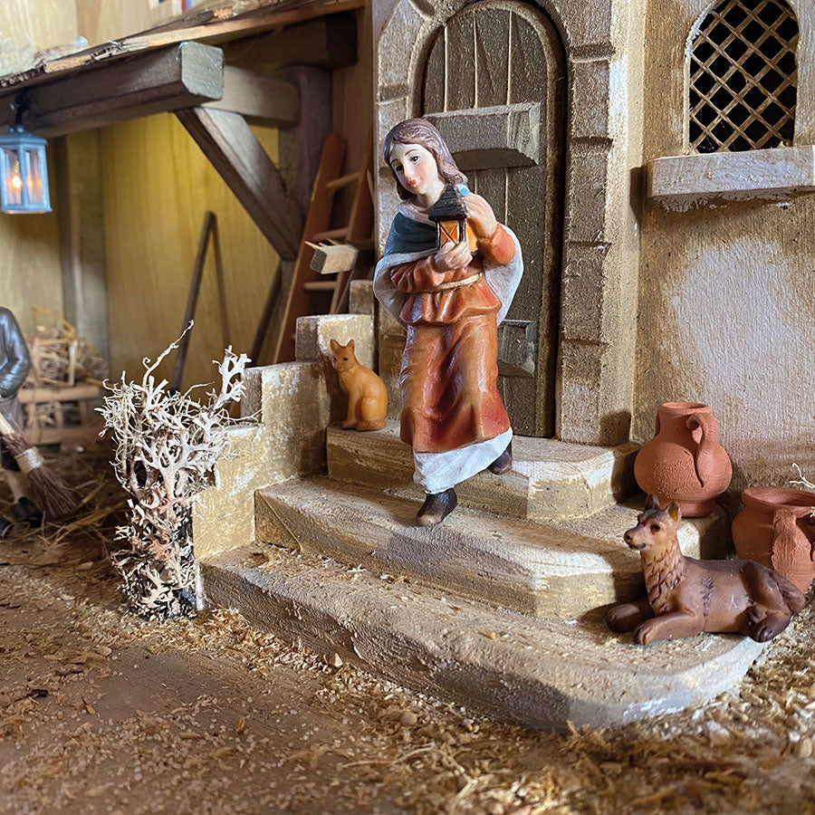 FADEDA Treppensteigende Magd   / Höhe:9 cm / handbemalt / detailgetreue Krippen Figuren - Weihnachten Tisch Dekoration Krippe Zubehör