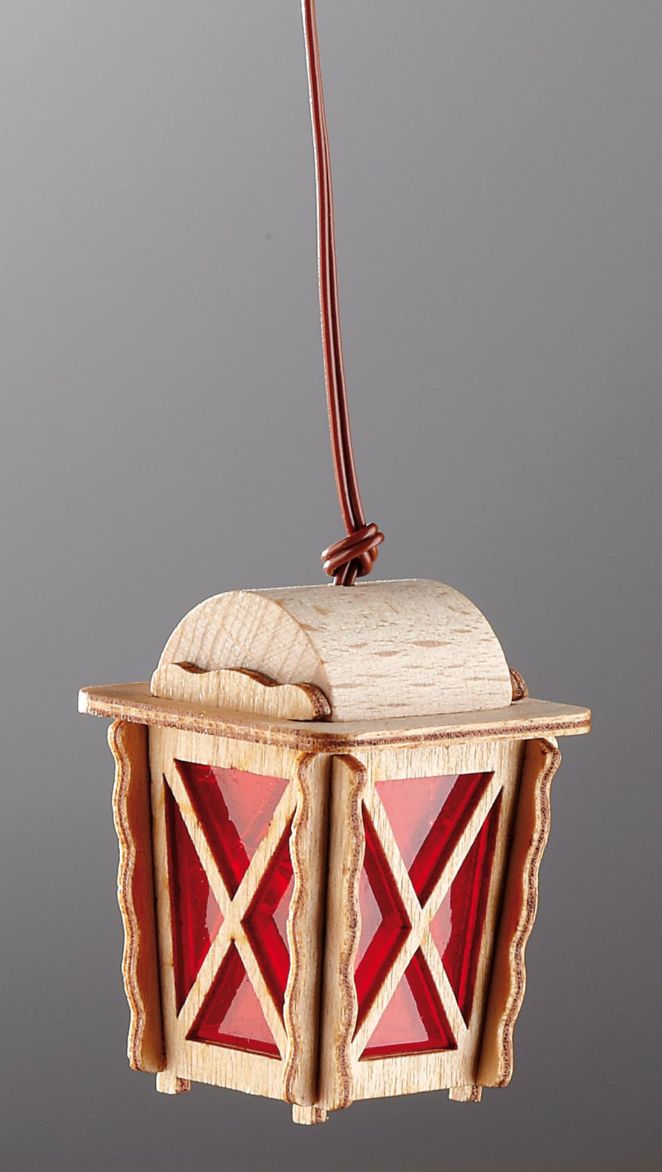 FADEDA Holzlaterne gelasert mit Einsatz rot und LED, LxBxH in mm: 20x20x35. Für Krippen, Miniatur-, Hobby- und Modellbau, Puppenhauszubehör u. Modelleisenbahn.