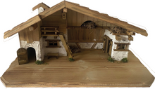 FADEDA Stall Seefeld mit Bodenplatte / Höhe:28 cm / handbemalt / detailgetreue Krippen Figuren - Weihnachten Tisch Dekoration Krippe Zubehör
