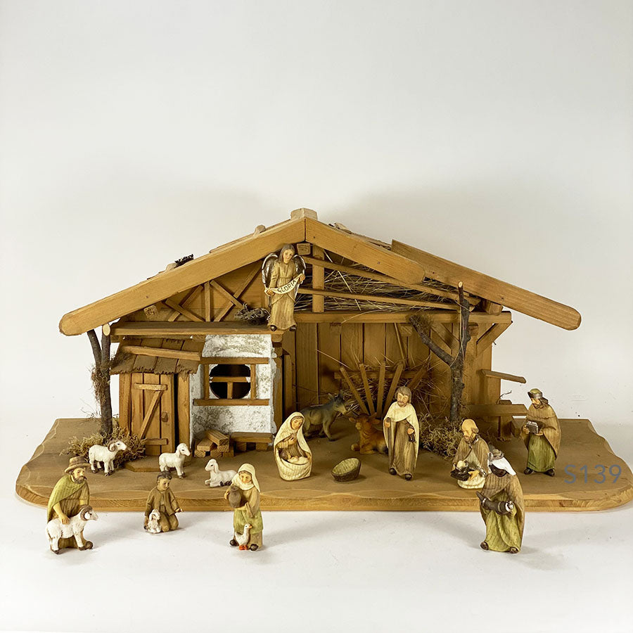 FADEDA Hirtenjunge mit Lamm   / Höhe:12 cm / handbemalt / detailgetreue Krippen Figuren - Weihnachten Tisch Dekoration Krippe Zubehör