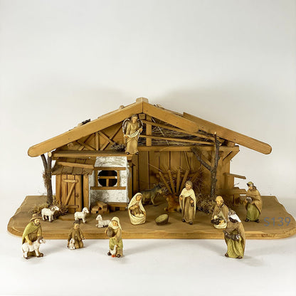 FADEDA Hirtenjunge mit Lamm   / Höhe:12 cm / handbemalt / detailgetreue Krippen Figuren - Weihnachten Tisch Dekoration Krippe Zubehör