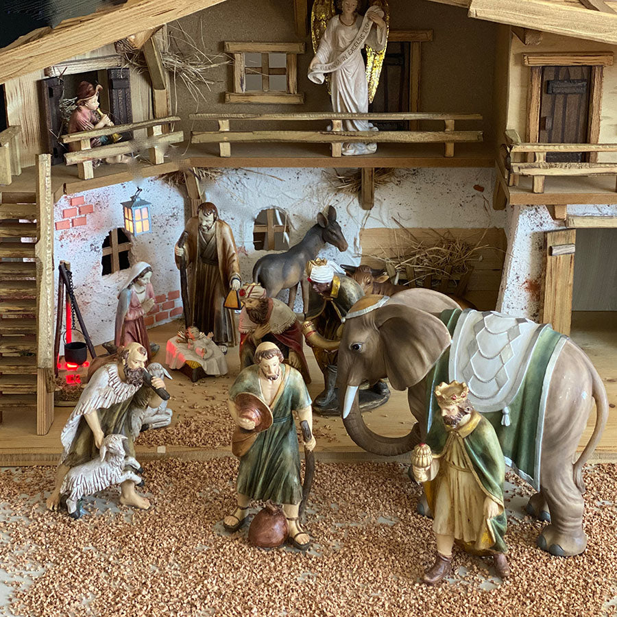 FADEDA JOK: Hirte kniend, mit Schaf   / Höhe:12 cm / handbemalt / detailgetreue Krippen Figuren - Weihnachten Tisch Dekoration Krippe Zubehör