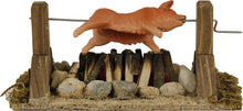 FADEDA Spanferkel, Sau, Schwein am Lagerfeuer, LED  / Höhe:14 cm / handbemalt / detailgetreue Krippen Figuren - Weihnachten Tisch Dekoration Krippe Zubehör