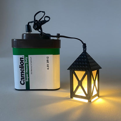 FADEDA Laterne  weiß, 4-eckig, 3,5V  / Höhe:5 cm / handbemalt / detailgetreue Krippen Figuren - Weihnachten Tisch Dekoration Krippe Zubehör