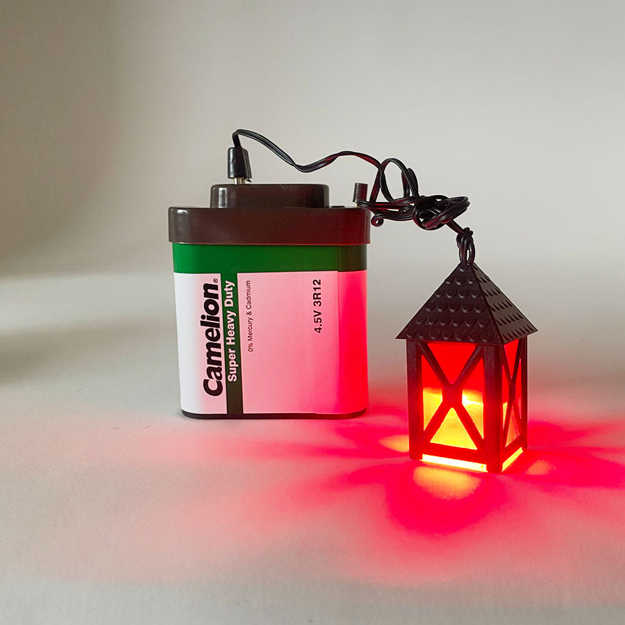 FADEDA Laterne rot, 4-eckig, 3,5V  / Höhe:5 cm / handbemalt / detailgetreue Krippen Figuren - Weihnachten Tisch Dekoration Krippe Zubehör