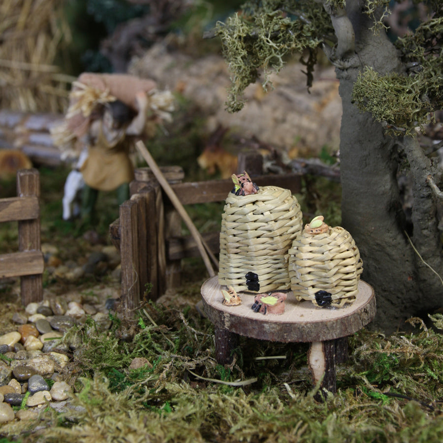 FADEDA Tisch mit Bienenkörben / Höhe:8 cm / handbemalt / detailgetreue Krippen Figuren - Weihnachten Tisch Dekoration Krippe Zubehör