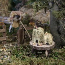 FADEDA Tisch mit Bienenkörben / Höhe:8 cm / handbemalt / detailgetreue Krippen Figuren - Weihnachten Tisch Dekoration Krippe Zubehör